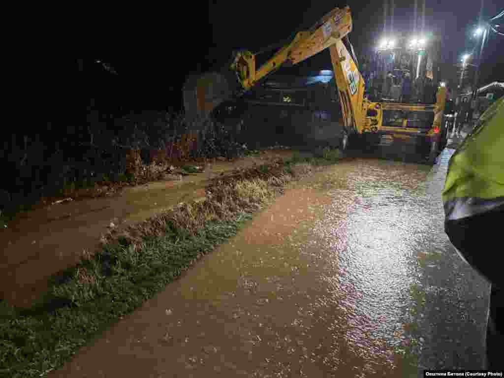 Во Битола беше ангажирана тешка механизација за справување со поплавата од обилните дождови