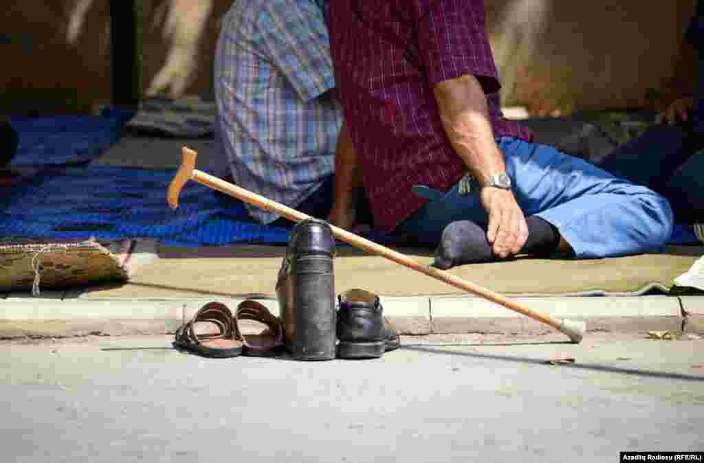 Camaat arasında ibadət etmək istəyənlər özləri üçün maneə tanımırlar.