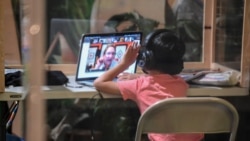 Ученик перед компьютером во время дистанционного урока в США.