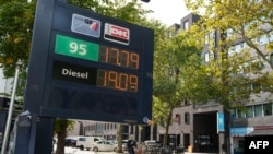 Prețurile la benzină și motorină afișate la o benzinărie din Copenhaga, Danemarca, pe 14 septembrie 2026.