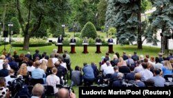 Зліва направо: президент Румунії Клаус Йоганніс, прем’єр-міністр Італії Маріо Драґі, президент України Володимир Зеленський, президент Франції Емманюель Макрон та канцлер Німеччини Олаф Шольц. Київ, 16 червня 2022 року