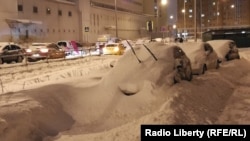 Emergency services urged drivers to use public transport unless there was "extreme need," and Moscow authorities announced that children need not come to school, although they would remain open.