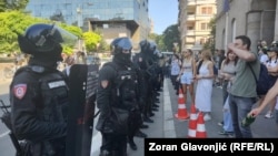 Demonstranti se kada stigne policija sami sklanjaju sa kolovoza na trotoar, Beograd, 4. jul 2025.