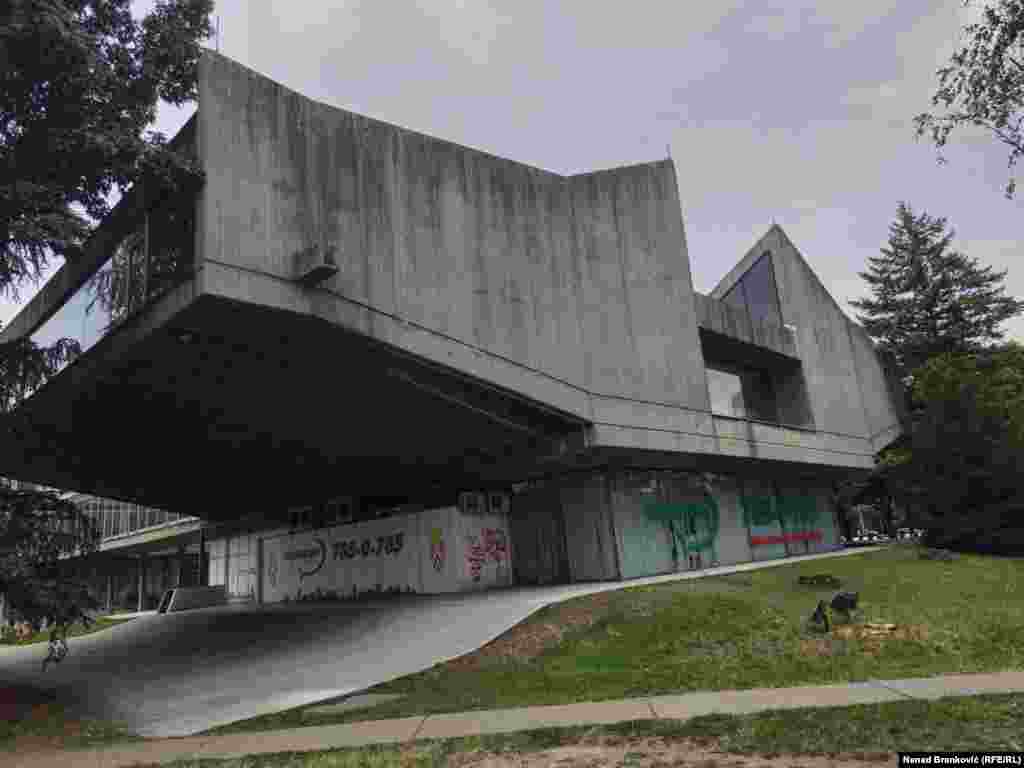 Početkom 60-ih na Novom Beogradu arhitekte Stojan Maksimović i Branislav Jovin projektovali su objekat koji predstavlja jedan od prvih primera arhitektonskog pravca brutalizma u zemlji.Zgrada s ogromnom betonskom konstrukcijom koja kao da lebdi u Bulevaru Mihajla Pupina 167 na Novom Beogradu dograđena je početkom 70-ih.I danas su tu prostorije uprave najveće opštine u Srbiji – Novog Beograda.