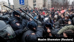 A rendfenntartó szervek összecsapnak a tüntetőkkel egy Alekszej Navalnij bebörtönzése és a korrupció ellen tartott tüntetésen, Moszkvában, Oroszországban. 2021. január 23-án. 