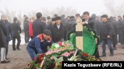 Могила академика Мухтара Алиева на кладбище "Кенсай-2". Алматы, 13 января 2015 года.