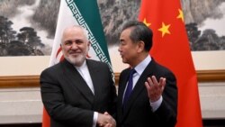 د چین د بهرنیو چارو وزیر وانګ یي له خپل ایراني سیال جواد ظریف سره په پیکېنګ کې