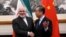 محمدجواد ظریف (چپ) و  وانگ یی، وزیران خارجه ایران و چین. آقای ظریف مامور انجام مذاکرات نهایی با طرف چینی برای امضای توافقنامه است.