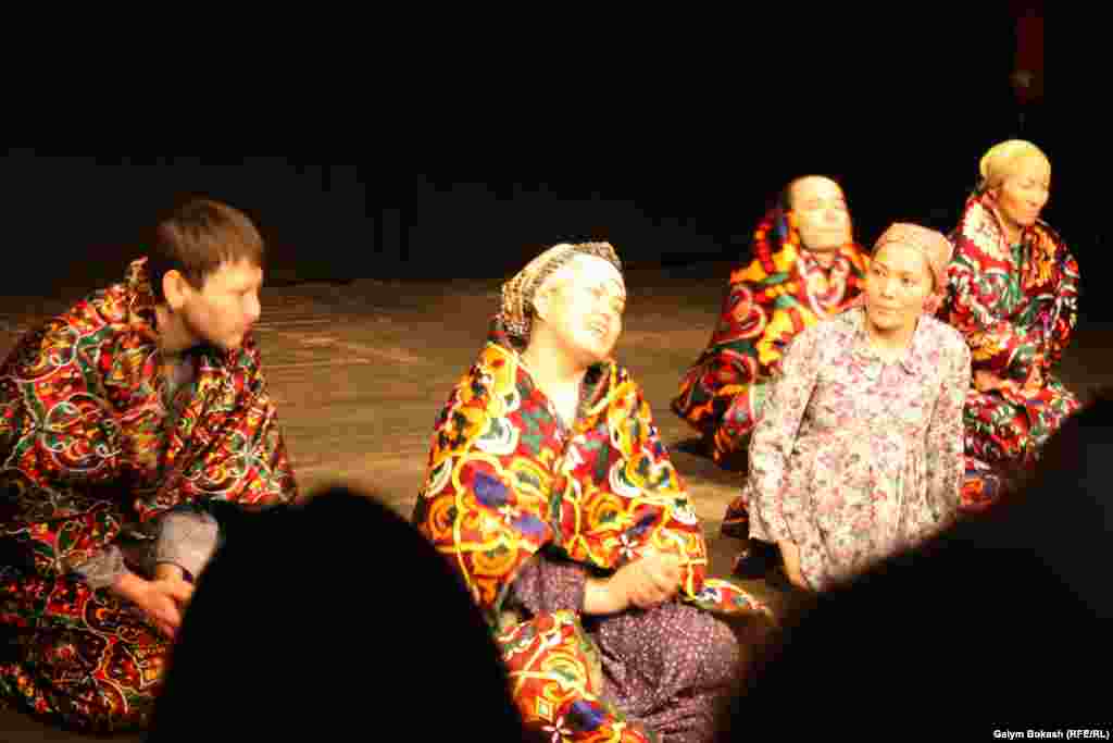 Сцена из спектакля "Лавина". Кельн, 28 февраля 2012 года.