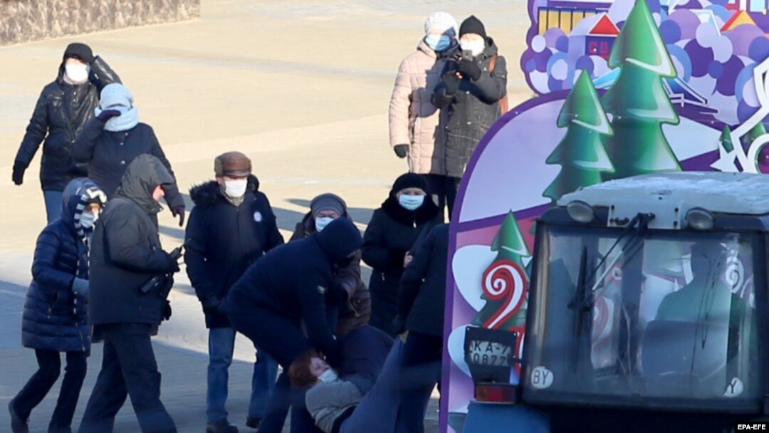 Poliția belarusă reține o femeie care a manifestat pașnic la protestele din 7 decembrie