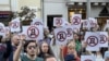 Протестиращи пред Съдебната палата в подкрепа на арестувания зам.-кмет на София Никола Барбутов носят плакати срещу заявката на Пеевски да "напави държава с главно Д", 18 септември 2025 г.