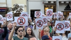 Протестиращи пред Съдебната палата в подкрепа на арестувания зам.-кмет на София Никола Барбутов носят плакати срещу заявката на Пеевски да "напави държава с главно Д", 18 септември 2025 г.