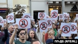 Протестиращи пред Съдебната палата в подкрепа на арестувания зам.-кмет на София Никола Барбутов носят плакати срещу заявката на Пеевски да "напави държава с главно Д", 18 септември 2025 г.