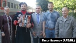 Eugen Martens-in (sağdan ikinci) Stavropol dəmiryol vağzalında qarşılanması.