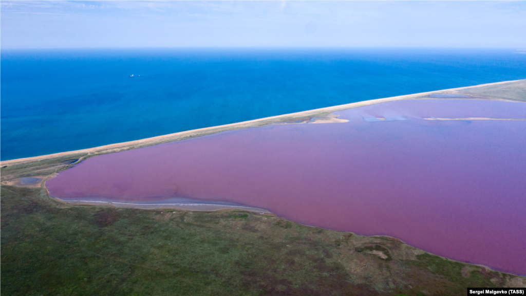 Кояське озеро відокремлене від Чорного моря вузькою смужкою суші. Колись це озеро було частиною моря, але під впливом прибою за дві тисячі років з&#39;явилася окрема водойма завглибшки менше метра, що витягнулася на майже чотири кілометри завдовжки і два завширшки