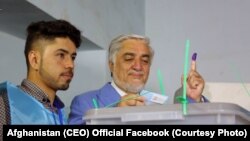 داکتر عبدالله عبدالله در حال رای‌دهی در انتخابات ریاست جمهوری افغانستان، ۲۸ سپتمبر ۲۰۱۹