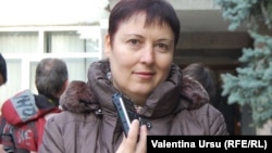 Neobosită, pretutindeni cu microfonul printre moldoveni, Valentina Ursu