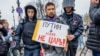 „Putin nu este țarul nostru” - inscripție pe pancarta unui protestatar reţinut de poliţie la Sankt-Petersburg, 5 mai 2018