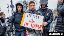 „Putin nu este țarul nostru” - inscripție pe pancarta unui protestatar reţinut de poliţie la Sankt-Petersburg, 5 mai 2018