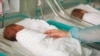 Новосибирск: на трассе нашли новорожденную девочку в коробке