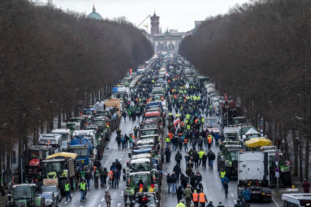Fermerët kanë çuar mijëra traktorë në Berlin në kulmin e një jave demonstratash kundër një plani për të hequr uljen e taksave për naftën që ata përdorim.