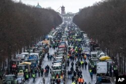 Farmeri traktorima stižu na protest u vladinu četvrt u Berlinu, 15. 1. 2024.