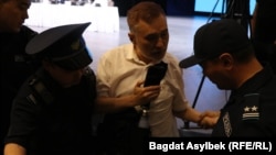 Задержание активиста Абая Ерекенова во время слушаний по проекту горного курорта в Кок-Жайлау. 26 мая 2026 года