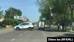 Йўл тўсган полиция автомобили, Чимкент, 2020 йил 22 апрели.