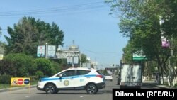 Көшеде ары-бері өткен көліктерді тексеріп тұрған полиция қызметкерлері. Шымкент, 22 сәуір 2020 жыл.