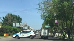Көшеде ары-бері өткен көліктерді тексеріп тұрған полиция қызметкерлері. Шымкент, 22 сәуір 2020 жыл.