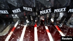 Таиланддын атайын полициясынын таман астында мурдакы премьер-министр Таксиндин тарапкерлери төгүп кеткен кан көлкүлдөп жатат. Премьер-министр Абхиситтин үйүнүн жаны. 17-март 2010