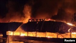 Pompierii se luptă cu un incendiu izbucnit într-un supermarket după atacurile aeriene rusești asupra orașului portuar ucrainean Odesa, la 14 august. 