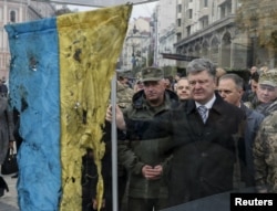 Петр Порошенко и флаг, привезенный в Киев из зоны АТО