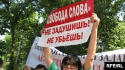 Гульжан Ергалиева, главный редактор газеты "Свобода слова" на акции протеста. Алматы, 24 июня 2009 года.