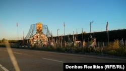 Лінія фронту приблизно за 12-15 кілометрів від стели, рух трасою у бік окупованого Покровська майже відсутній