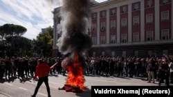 Demonstranti su zapalili kantu ispred vladine zgrade u Tirani 24. oktobra