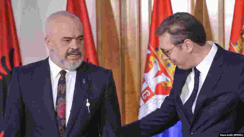 СРБИЈА / АЛБАНИЈА - Српскиот претседател Александар Вучиќ изрази поддршка за новата методологија за проширување на ЕУ. Според него, Србија може да има корист од предложениот план, кој ќе им овозможи на земјите-членки посилна улога во разговорите за пристапување. Албанскиот претседател Еди Рама, пак, рече дека Албанија нема да плаче пред вратите на ЕУ.