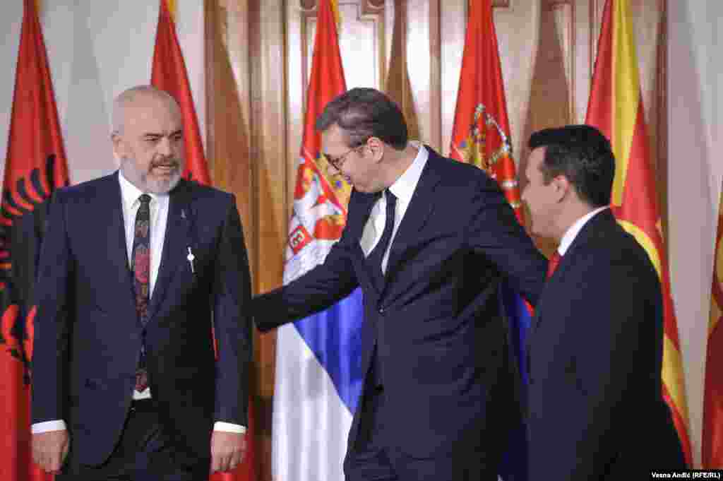 СРБИЈА / МАКЕДОНИЈА / АЛБАНИЈА - Српскиот претседател, Александар Вучиќ, изјави денеска дека му е многу жал што ЕУ не им дала на Албанија и Северна Македонија датум за почеток на преговорите и дека не е фер кон тие земји и нивните граѓани.