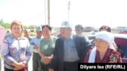 Жители микрорайона Кайтпас-1 высказывают свои жалобы журналистам. Шымкент, 16 апреля 2016 года.