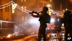Израильская полиция пытается загасить огонь расширяющейся взаимной вражды, Иерусалим, 8 мая 2021 года.