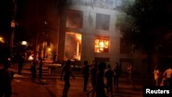 Paragwaýda protestçiler ýurduň Kongresini oda berdiler.