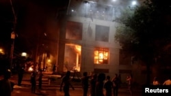 معترضان به نامزدی مجدد «هوراسیو کارتِس» کنگره پاراگوئه را آتش زدند.