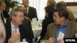 Czech Republic/U.S. -- (l-r) David Jackson, VOA Director; Kestutis Girnius, RFE/RL Lithuanian Service Director (June 2005).