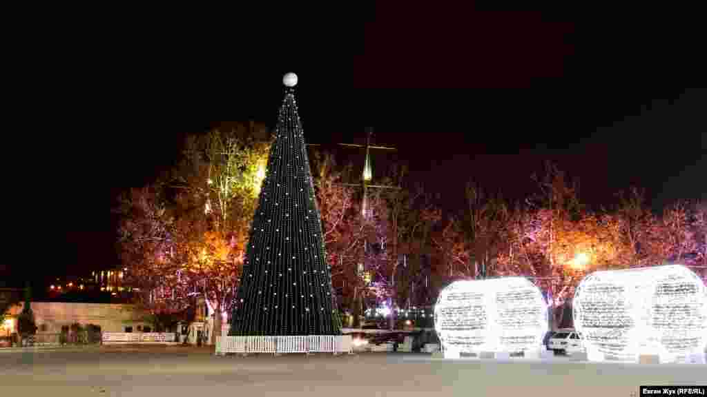 Главная праздничная елка Севастополя на площади Нахимова&nbsp;