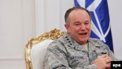 Komandanti Suprem i Forcave Aleate për Evropë, gjenerali Philip Breedlove, gjatë vizitës në Prishtinë, më 4 shkurt 2016
