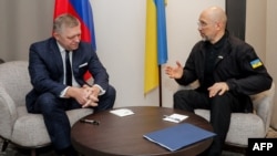  Slovak Prime Minister Robert Fico (left) and Ukrainian counterpart Denys Shmyhal hold talks in Uzhhorod on October 7.