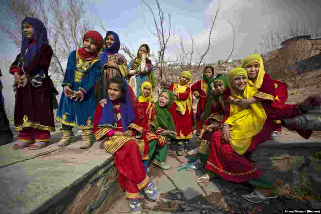 Devojčice gledaju performans koji za cilj ima podizanje svesti o opasnosti od mina. (Kabul, 23. februar 2010)
