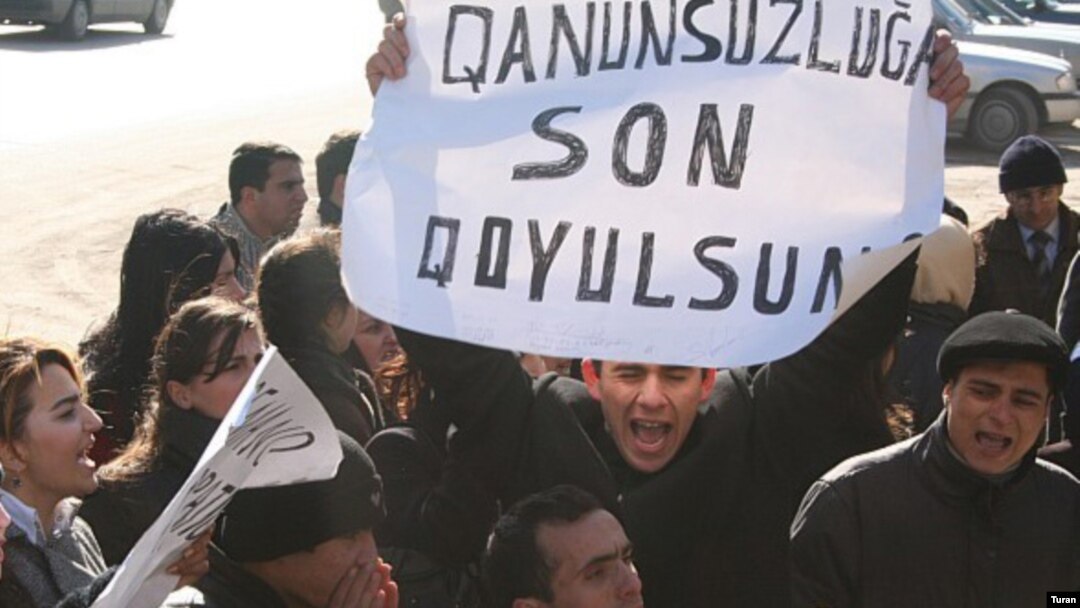 Keçmiş tələbələrin aksiyası Binəqədi Rayon Məhkəməsinin qərarından sonra başlayıb