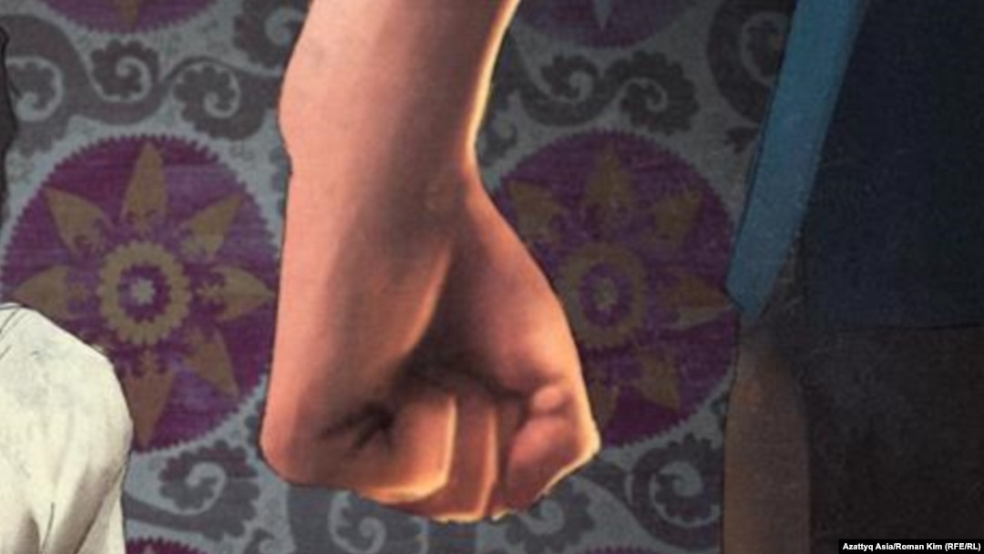 Екі қыз ер адамның үлкен әтешін ұстап алып, сорады