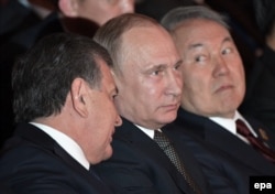 Справа налево: президент Казахстана Нурсултан Назарбаев, президент России Владимир Путин и президент Узбекистана Шавкат Мирзияев. Астана, 8 июня 2017 года.